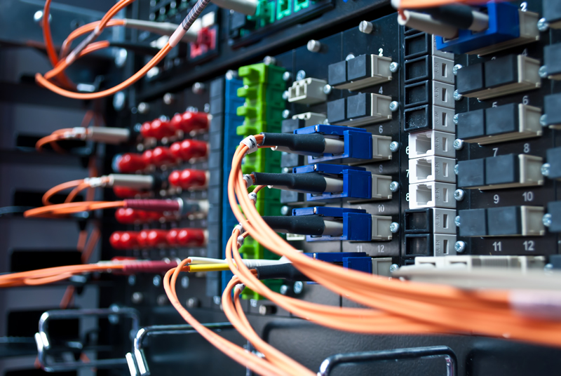 Cables de red organizados en un rack
